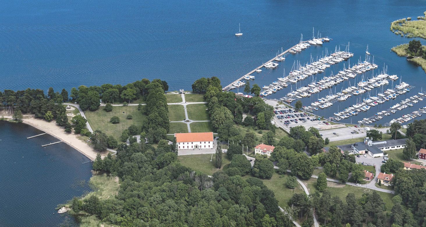 Flygfoto på Sundbyholms Slott med tillhörande hotell, stranden, slottsparken och marinan.