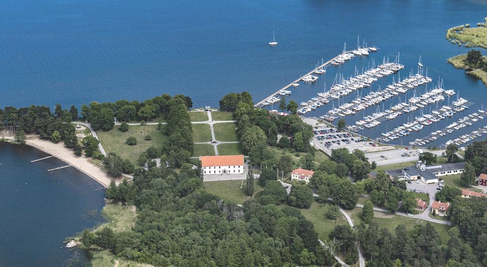 Flygfoto på Sundbyholms Slott med tillhörande hotell, stranden, slottsparken och marinan.
