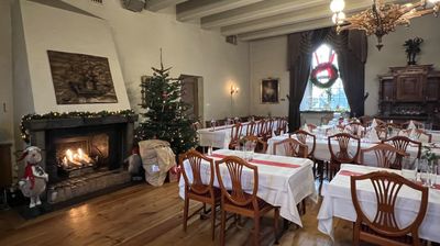 Slottets matsal med brasa och juldekor.