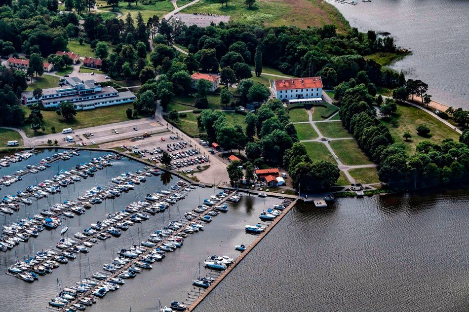 Flygfoto på hotellet och slottet med marinan i förgrunden.