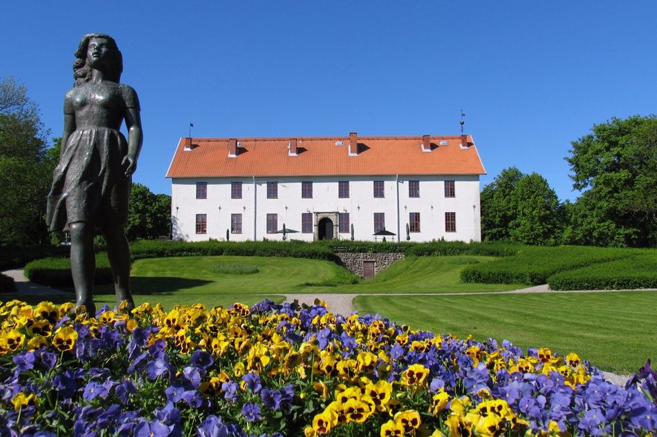 Sundbyholms Slott med staty i slottsparken