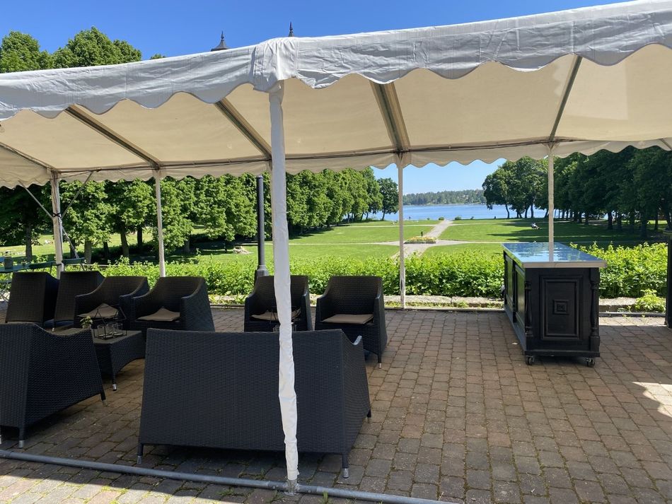 Slottets terrass med utsikt över slottsparken.