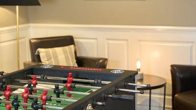 Spelrum på Höllviksnäs med fotbollsspel och sittplatser