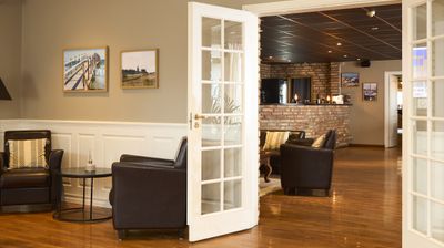 Lounge och sällskapsyta på Höllviksnäs med sittgrupper och bar i bakgrunden