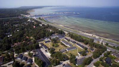 Flygbild over Hollviksnas nara havet hamnen och kustlinjen i Hollviken