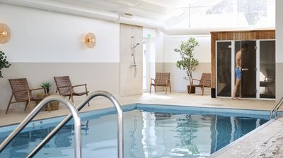 Pool och relaxavdelning på Höllviksnäs med sittplatser intill vattnet